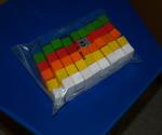 Set cuburi de lemn,  diferite culori, dimensiuni identice